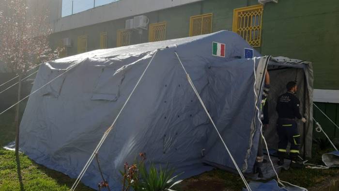 una tenda pneumatica per il triage ai detenuti