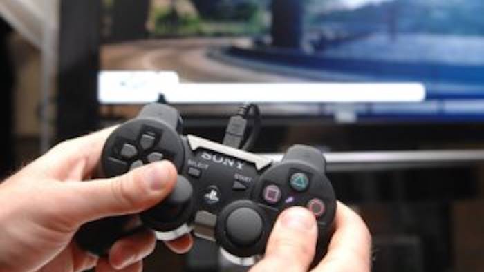 in giro di notte per cercare un joystick denunciati