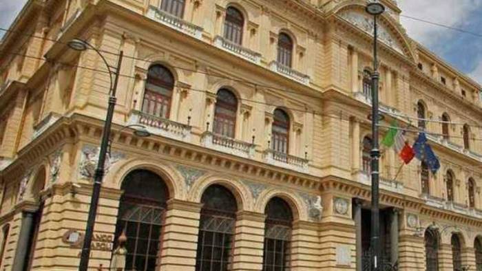 palazzo della borsa si illumina con il tricolore