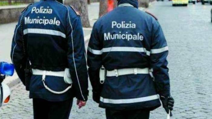 scappa dai controlli e investe un vigile denunciato 75enne