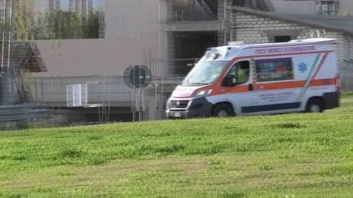 due suore e un sacerdote in ospedale vescovo in quarantena