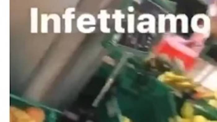 supermercato sputa su frutta e grida infettiamo imbecille