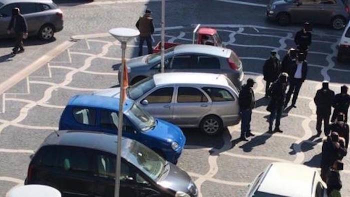 in fila dinanzi ai panifici non per il pane ma per le zeppole