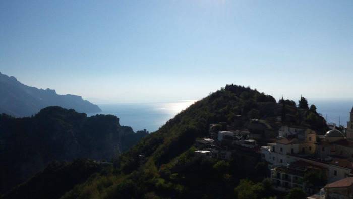 amalfi auto fuori strada finisce in bilico sulle scale