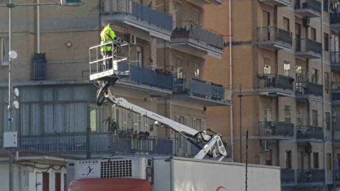 operai al lavoro senza protezioni la denuncia del sindacato