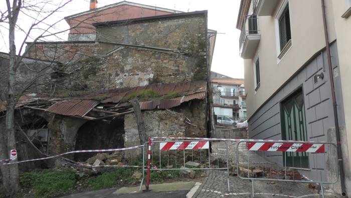 ariano ruderi in caduta libera in centro chiusa via parzanese