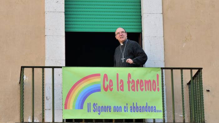 arcivescovo espone striscione il signore non ci abbandona