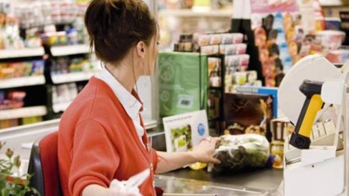 al supermercato dite una parola buona ai ragazzi che lavorano