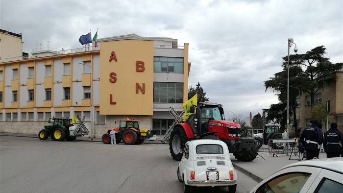 trattori in strada per sanificare la citta di benevento foto