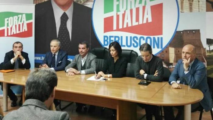 de luca fuori controllo forza italia vuole il commissario