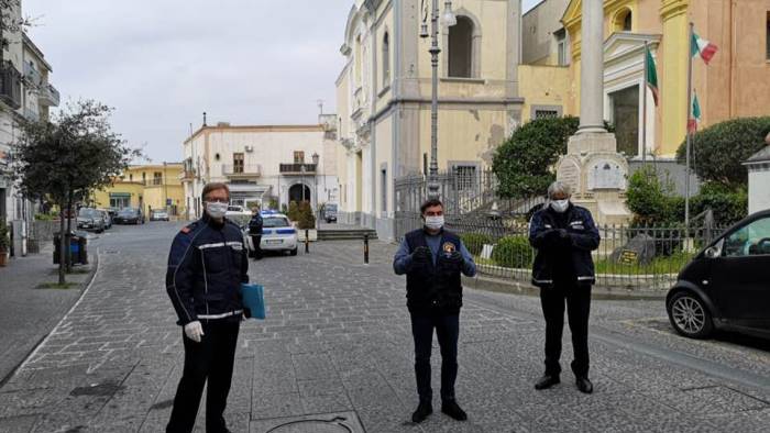 trecase sindaco dona mascherine e vino rosso