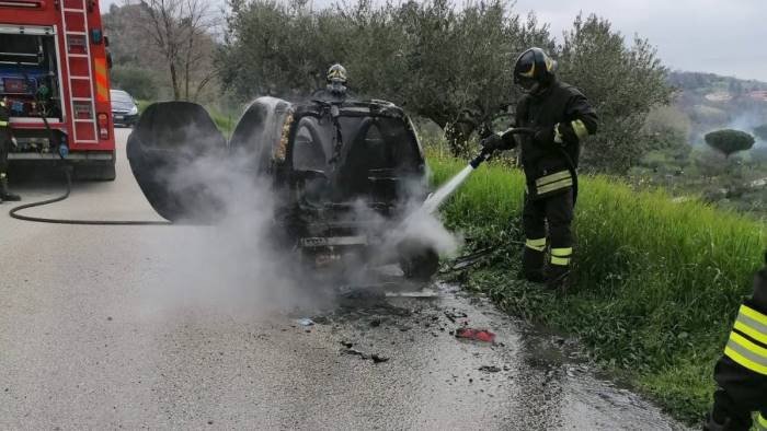 auto in fiamme paura per un automobilista foto