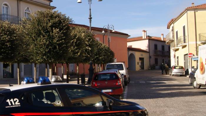 minaccia la madre e i carabinieri con una falce arrestato