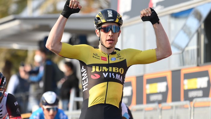 ciclismo tirreno adriatico per van aert tappa e maglia