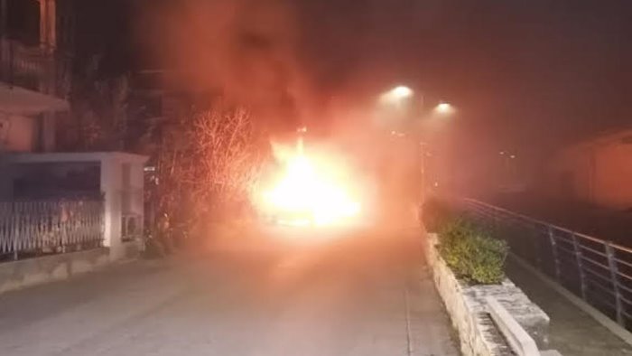 abitazione e auto in fiamme ad avella vigili in azione