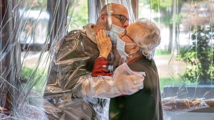 la pandemia peggiora la salute mentale di giovani e anziani