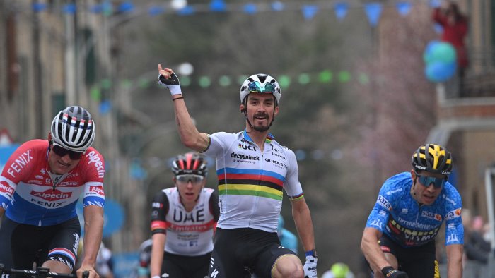 tirreno adriatico alaphilippe trionfa nella seconda tappa