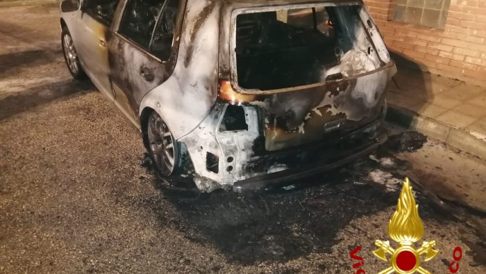 in fiamme una volkswagen sospetto dolo