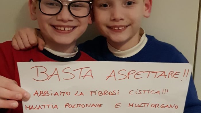 non possiamo aspettare de luca fai vaccinare mamma e papa