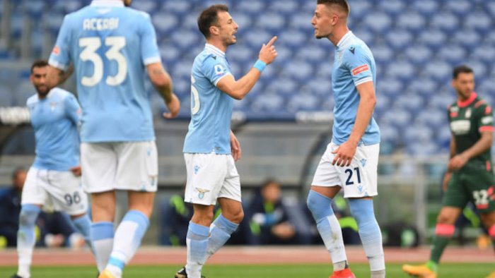 la lazio batte il crotone 3 2 decide caicedo nel finale