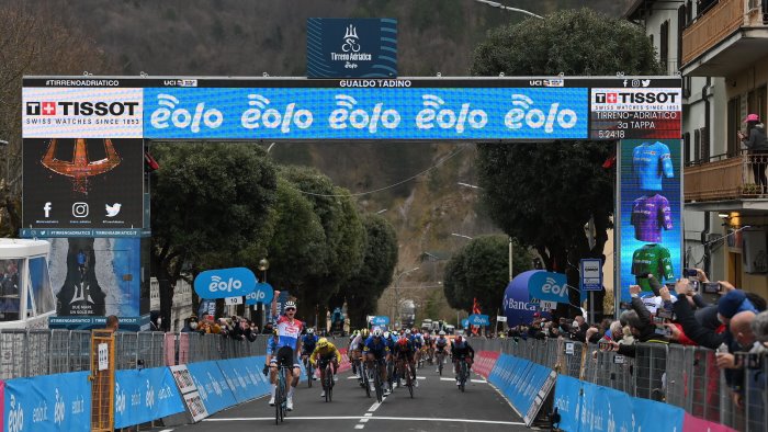 tirreno adriatico a gualdo tadino trionfa van der poel