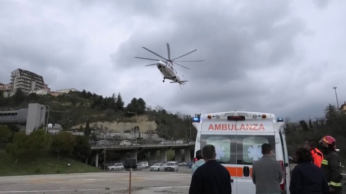 da una nocciolina ad un volo di elicottero migliora la bimba