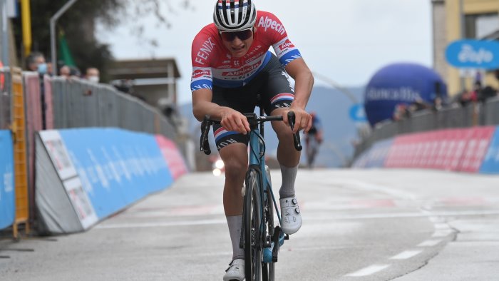 tirreno adriatico van der poel vince a castelfidardo