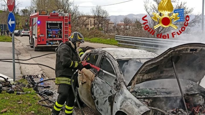 auto avvolta dalle fiamme malore per la donna al volante