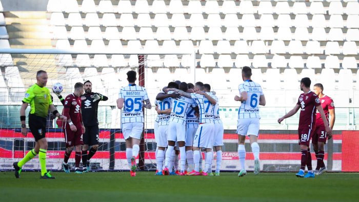 lukaku e lautaro l inter vince 2 1 a torino