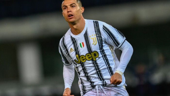 tris di ronaldo che trascina la juve cagliari piegato 3 1