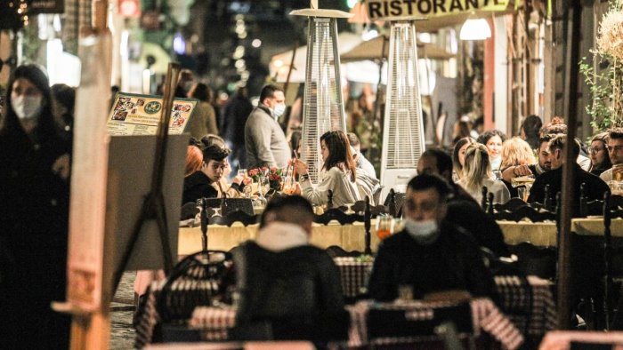 nuove raccomandazioni due metri di distanza quando si mangia