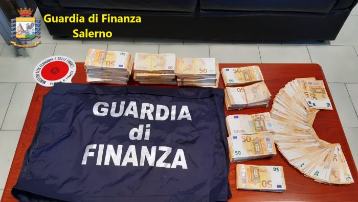 dichiara un euro ma ne nasconde in casa 120mila in contanti