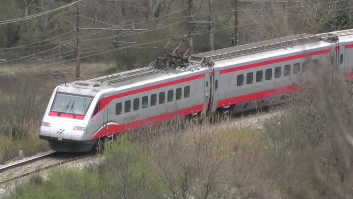 anziano di montaguto muore travolto da un treno in corsa