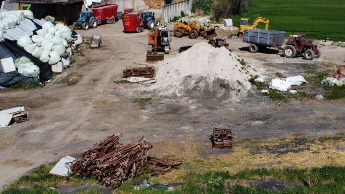 rifiuti abbandonati sequestrata un azienda a capaccio paestum