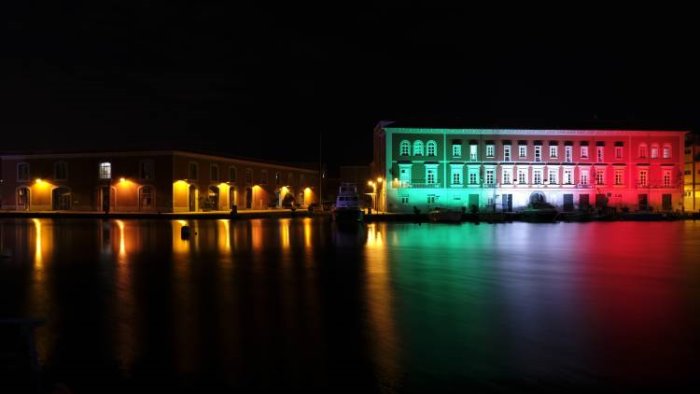 marina militare il tricolore avvolge la base di napoli