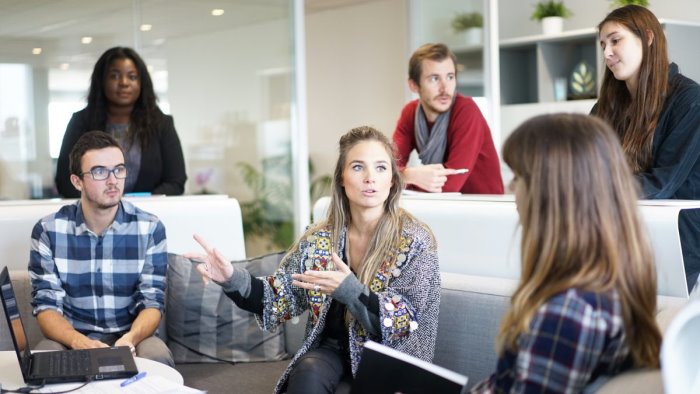 lavoro donne guadagnano meno e cresce divario tra dirigenti