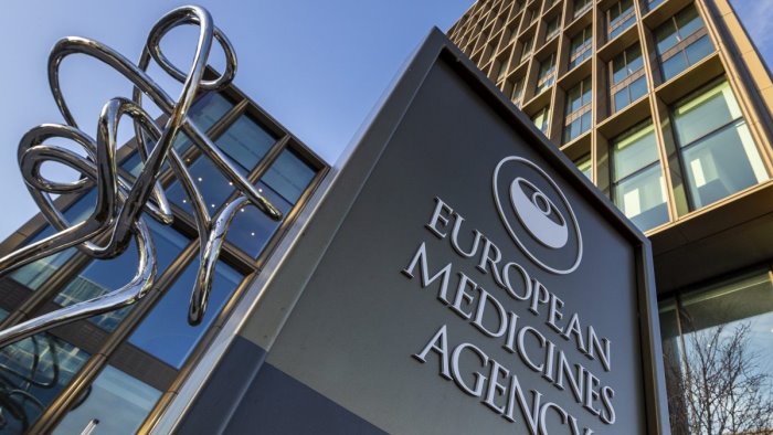 ema vaccino astrazeneca efficace benefici superiori a rischi