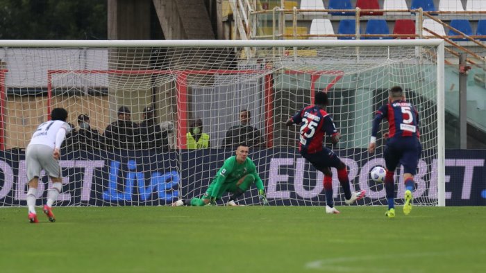 crotone avanti 2 0 ma il bologna ribalta e vince 3 2