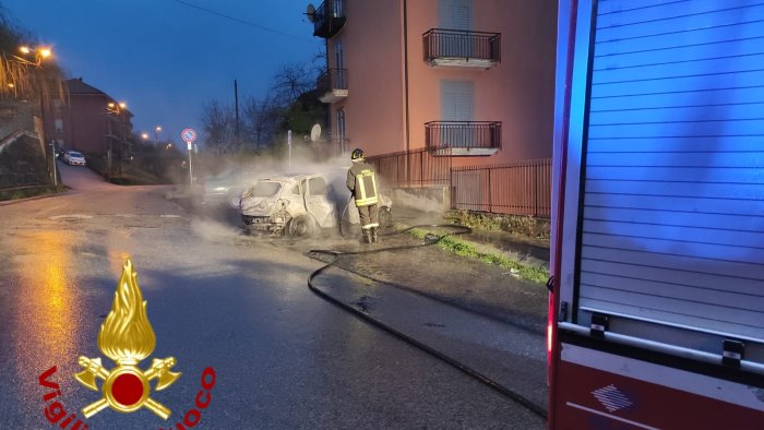 auto in fiamme all alba giallo ad atripalda