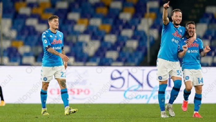 napoli doppio mertens e corsa champions roma ko 0 2