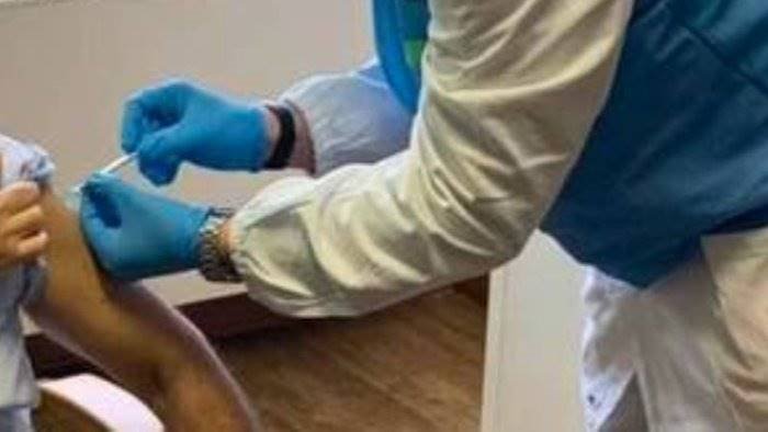 napoli vaccini consegnate oltre 2000 dosi ai medici di base