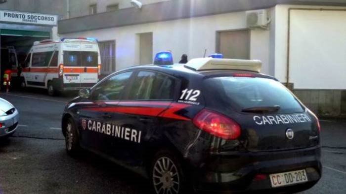 si lancia dal balcone per sfuggire ai controlli antidroga