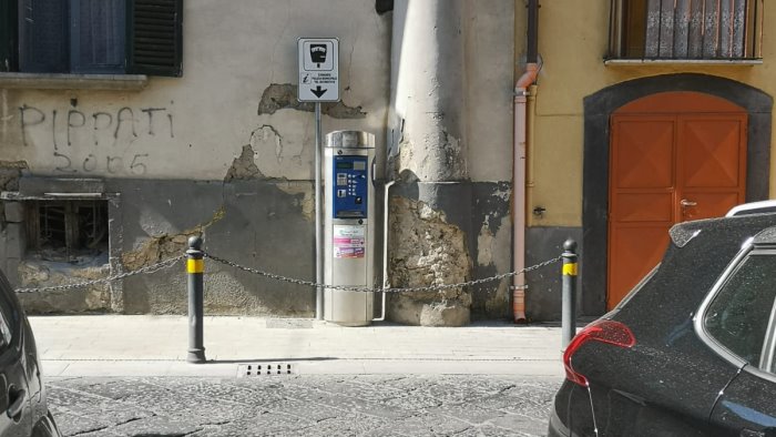 sarno installato parchimetro vicino ad un abitazione privata