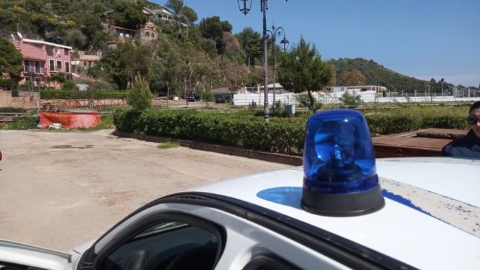 camerota polizia scorta auto fuori dal comune