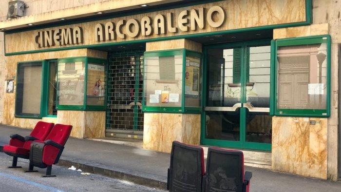 lacrime di coccodrillo sulla scomparsa del cinema arcobaleno