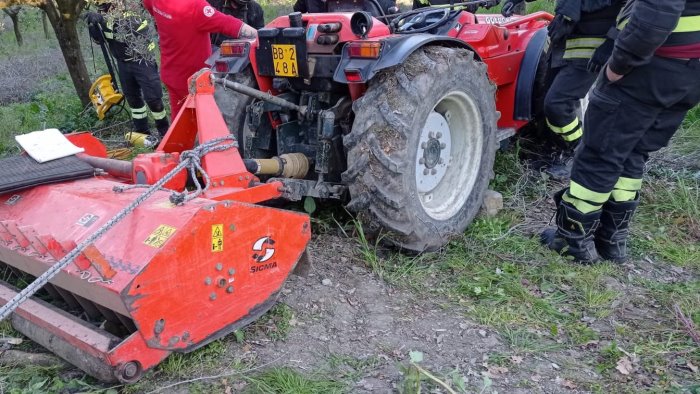 tragico incidente agricolo muore un 75enne