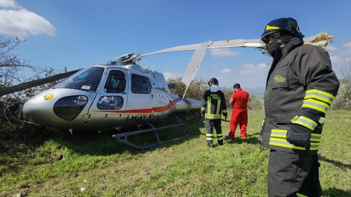 incidente a bisaccia elicottero perde quota e precipita