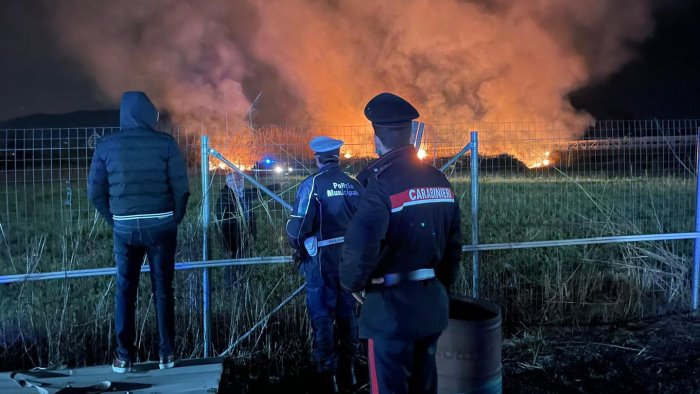 incendio a pontecagnano in fiamme un canneto