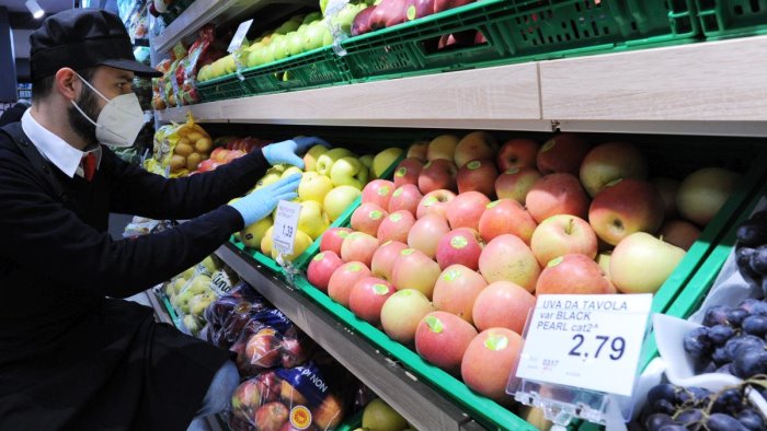 a gennaio in netto calo le vendite al dettaglio