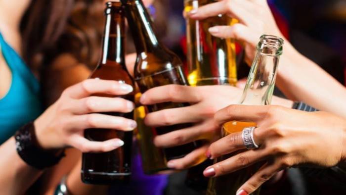 in 22 a bere alcol al pub dopo le 18 multati e chiuso locale